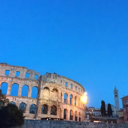 Wunderschoene Steinvilla Mit Privatem Garten Hébergement de vacances Pula